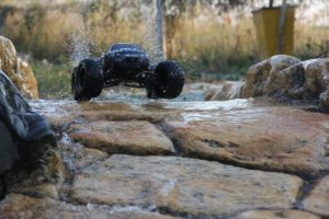 Hosim-112-Scale-Electric-RC-Car-Offroad through the water